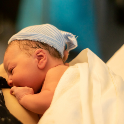 Les avantages du peau à peau dès la naissance