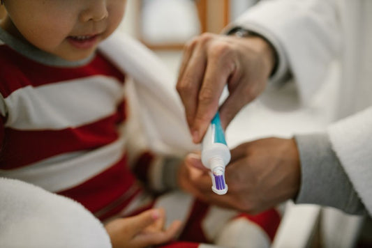 Bébé qui découvre le brossage des dents