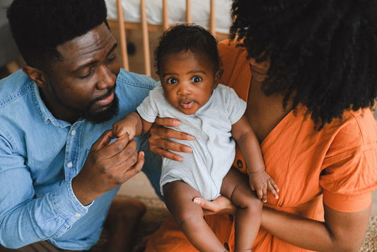 Bébé qui parle avec un parent