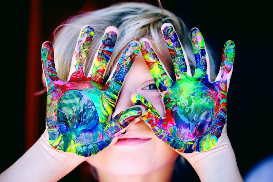 Enfant qui peint