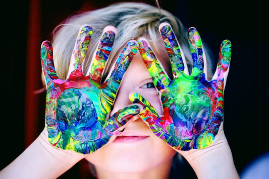 Enfant qui peint