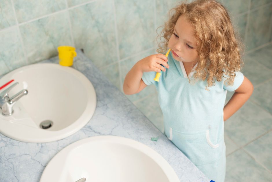 Enfant se brossant les dents