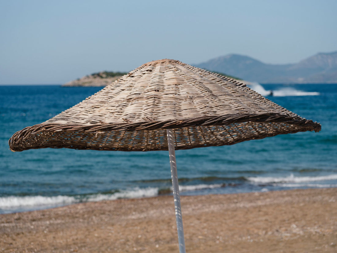 Bébé à la plage protégé sous parasol