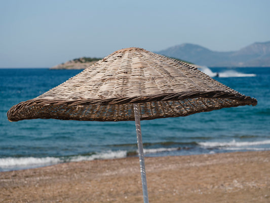 Bébé à la plage protégé sous parasol