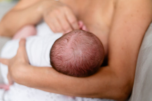 Maman allaitant son nouveau-né - moment tendre et lien