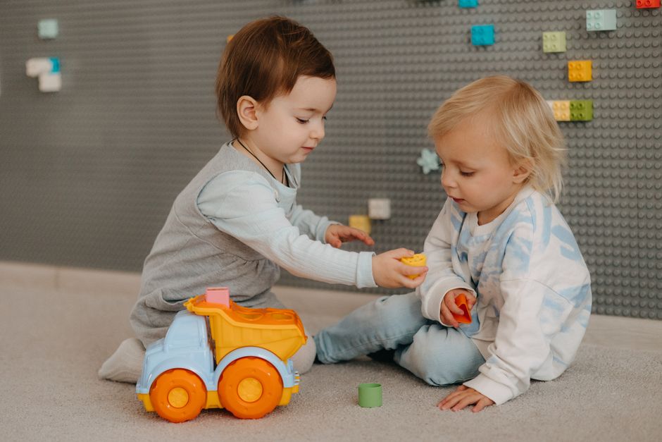 Enfants partageant un jouet