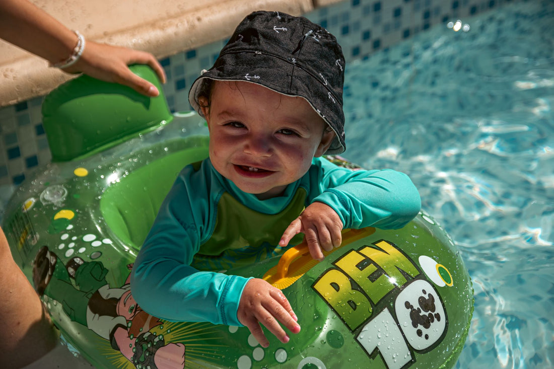 Bébé souriant dans une bouée à la piscine en été