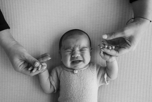 Bébé souffrant de reflux consolé par un parent