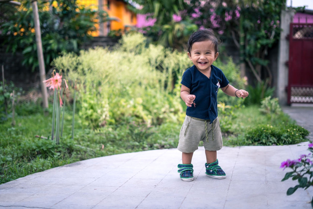 Bébé qui marche dans le jardin - croissance et budget couches