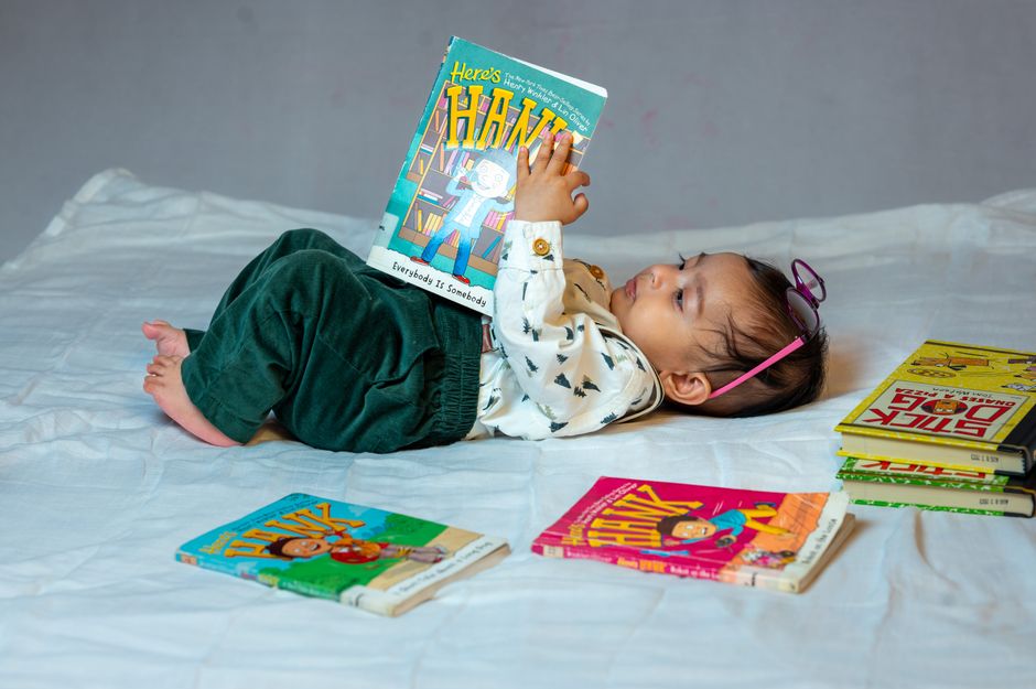 Bébé qui lit un livre en tissu