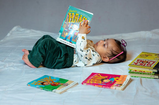 Bébé qui lit un livre en tissu