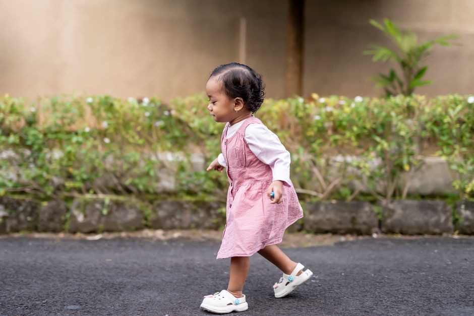 Enfant s'habillant seul