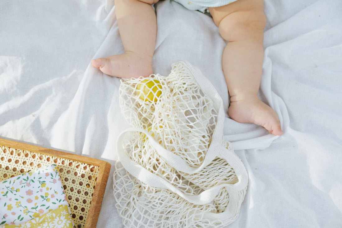 Bébé sur couverture pique-nique - lifestyle écologique nature