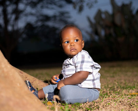 Bébé de 7 mois assis en autonomie