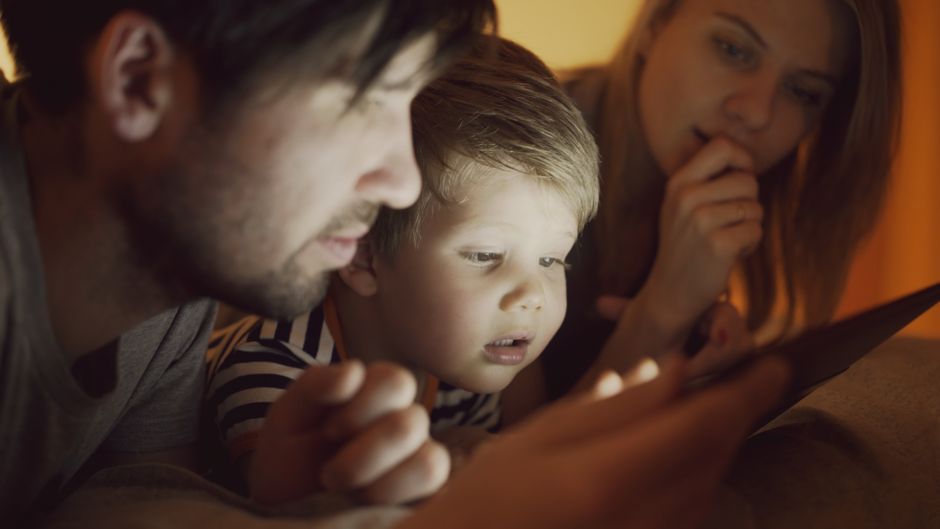 Enfant devant un écran