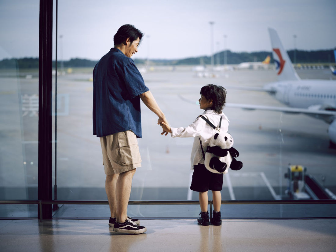 Famille en voyage avec leur bébé