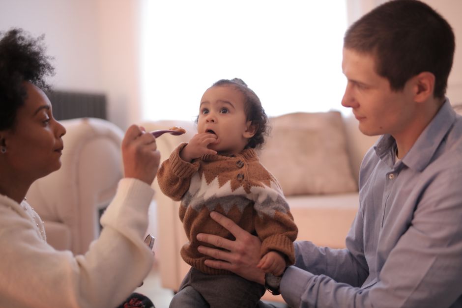 Bébé qui découvre la cuillère