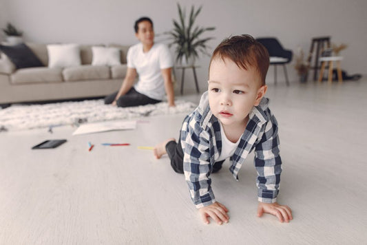 Bébé qui marche à 4 pattes