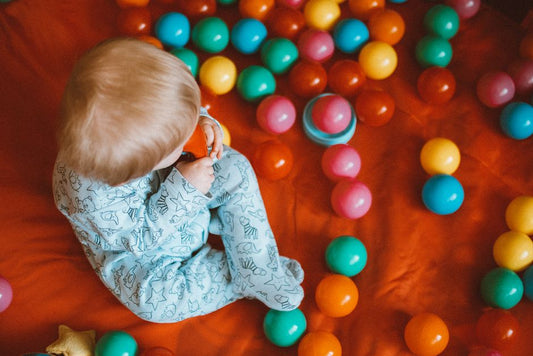 Bébé qui explore la maison en sécurité