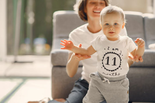 Bébé qui se tient debout à un meuble