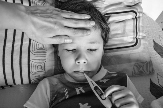 Enfant avec thermomètre