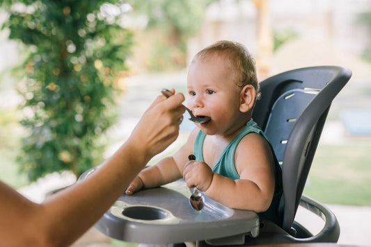 Bébé qui apprend à utiliser une cuillère