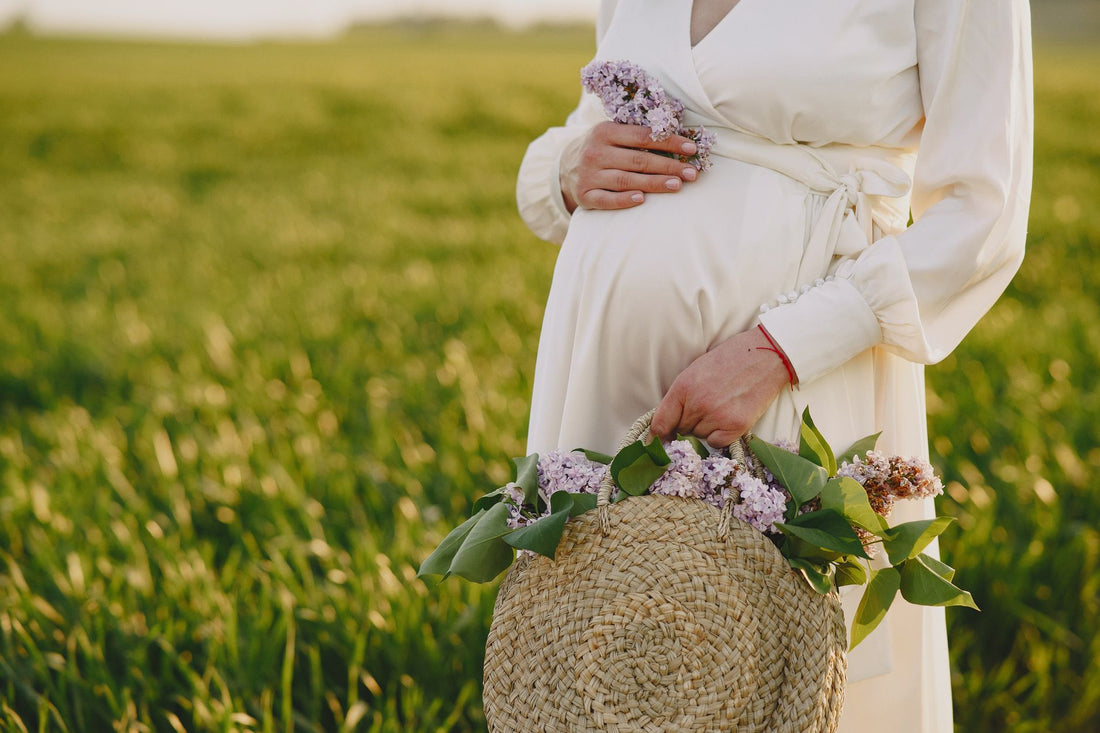 Future maman touche son ventre arrondi
