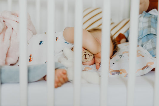Bébé qui dort paisiblement dans son berceau — illustration meilleure couche pour la nuit