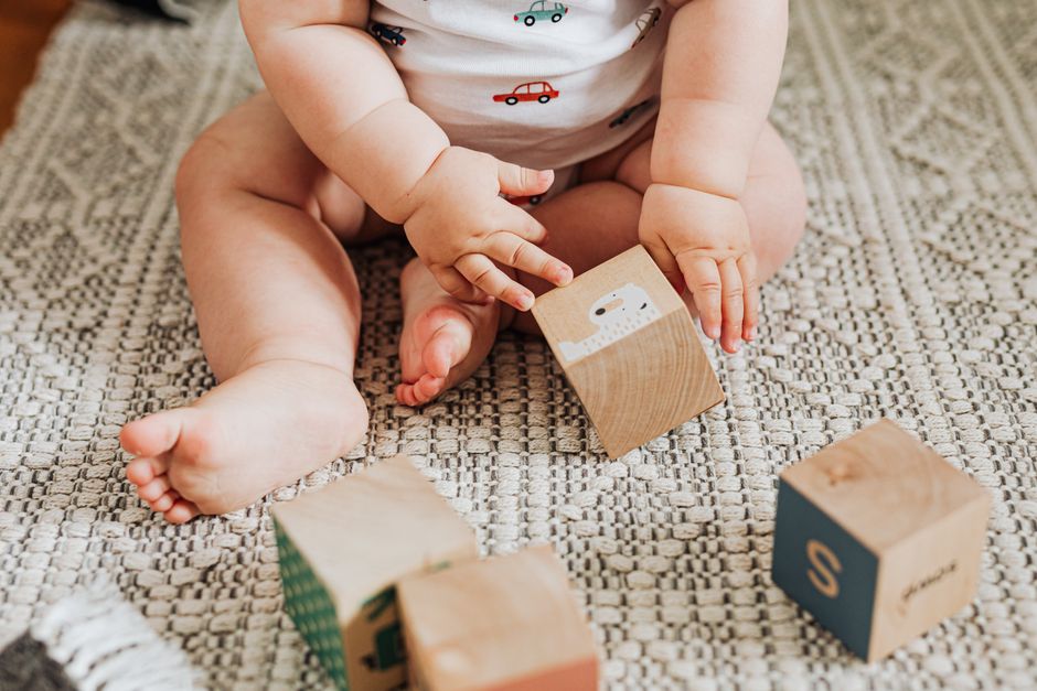 Bébé en motricité libre sur un tapis