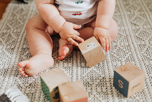 Bébé en motricité libre sur un tapis