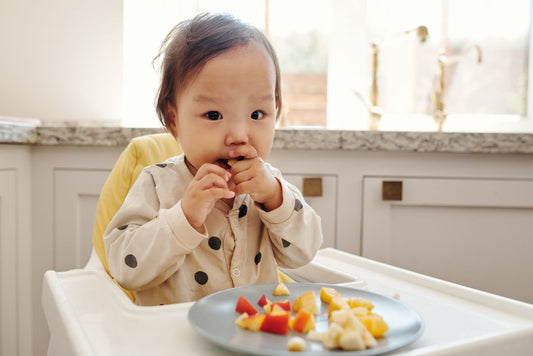 Enfant mangeant