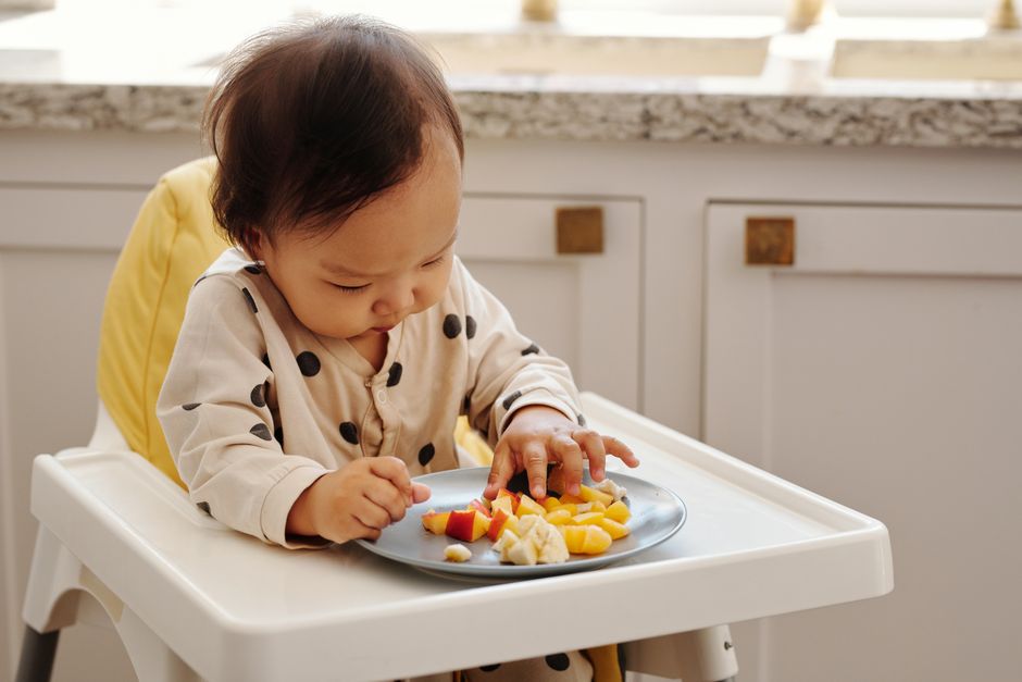 Bébé qui mange en autonomie avec les doigts