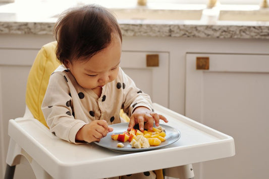 Bébé qui mange en autonomie avec les doigts