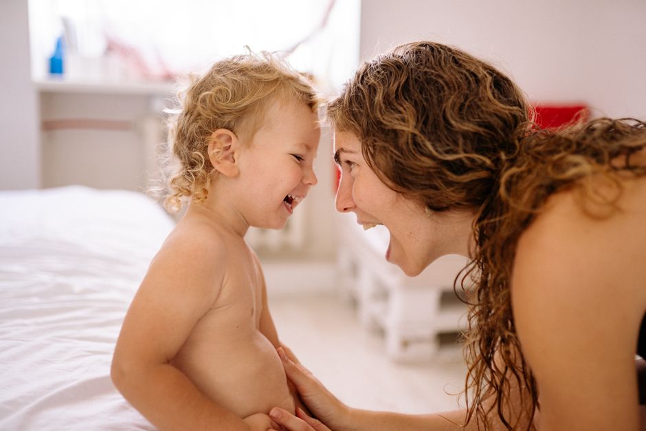 Bébé qui commence à former des phrases