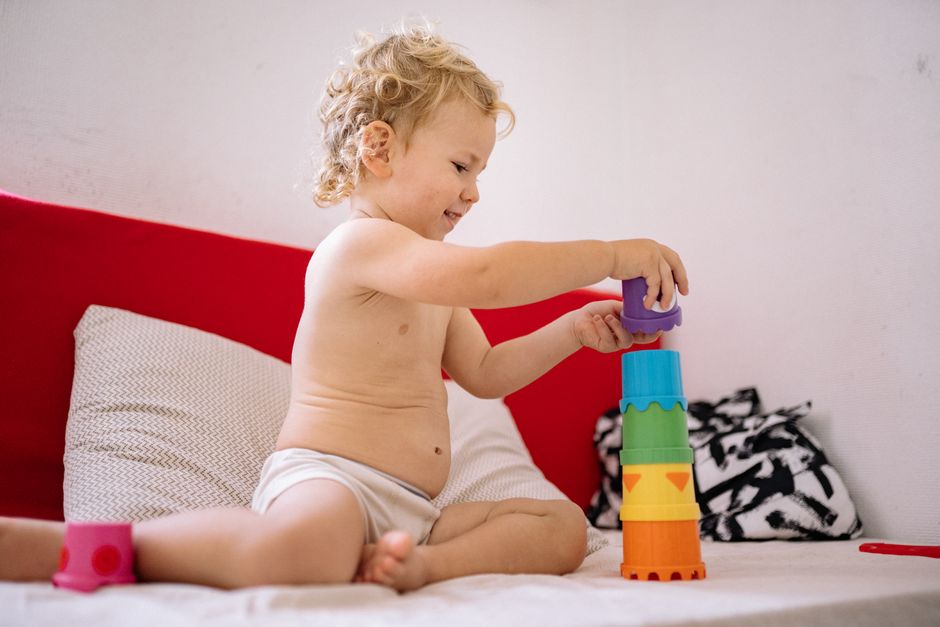 Bébé de 10 mois en développement et éveil