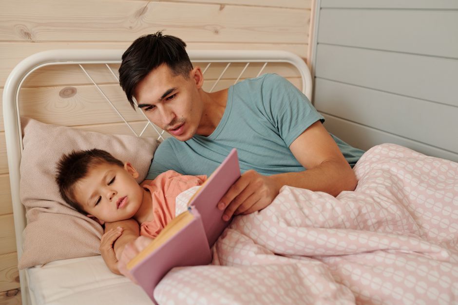Parent lisant à son enfant