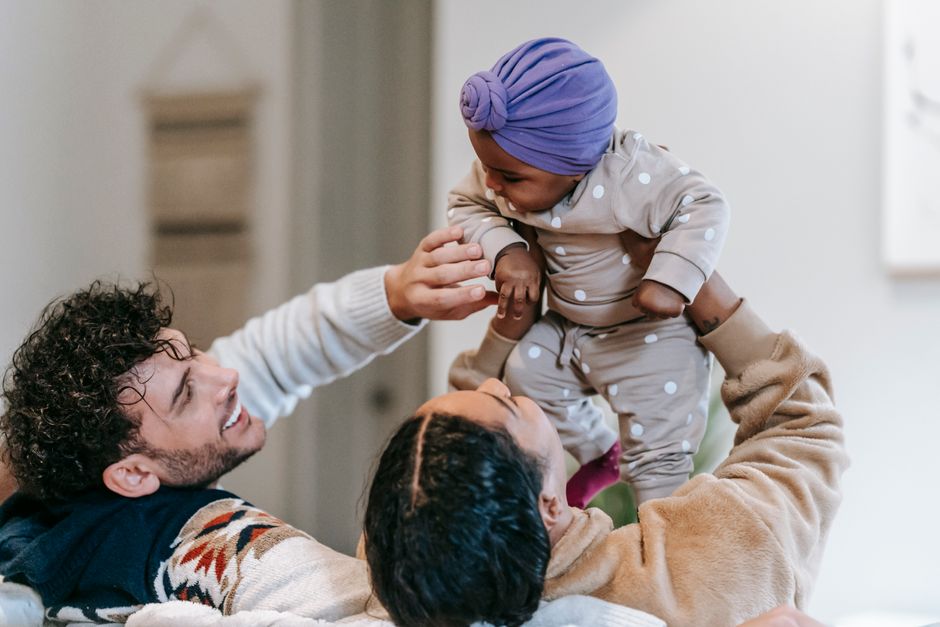 Bébé qui dit son premier mot à ses parents
