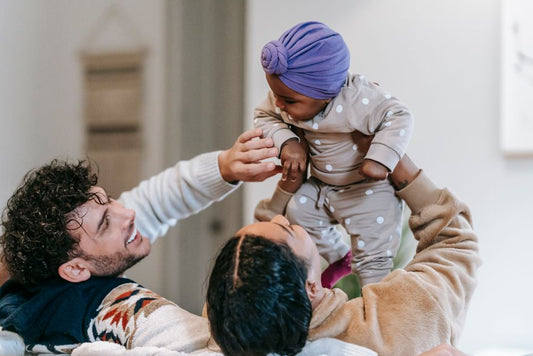 Bébé qui dit son premier mot à ses parents