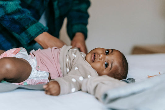 Parent changeant la couche de bébé - guide pratique