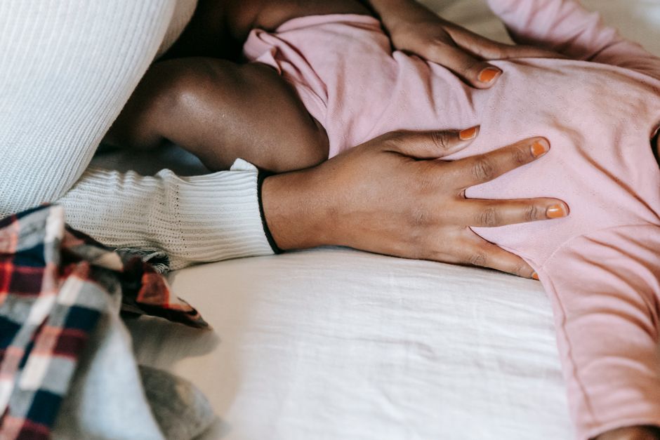 Jeune maman fatiguée avec son bébé