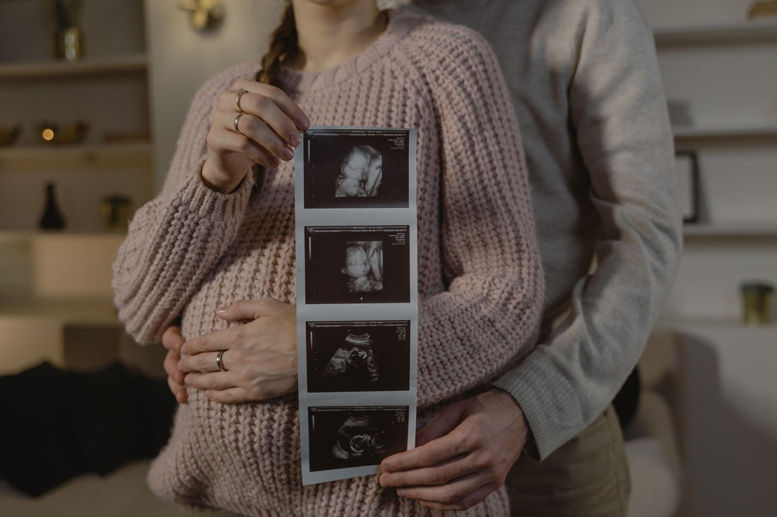 Futurs parents planifiant l'arrivée de bébé - budget couches