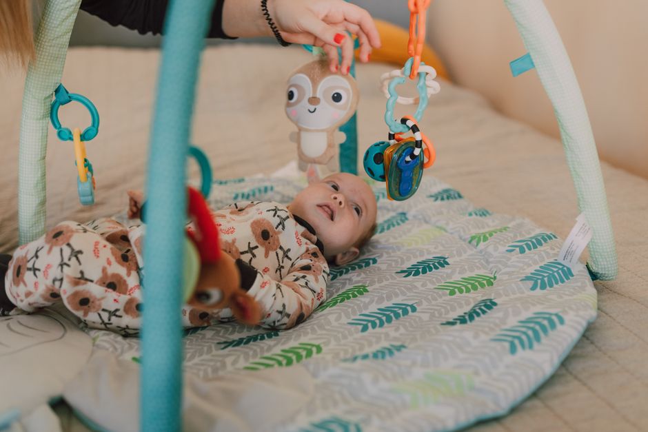 Bébé sur un tapis d'éveil