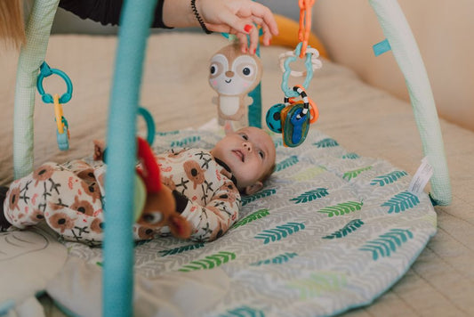 Bébé sur un tapis d'éveil
