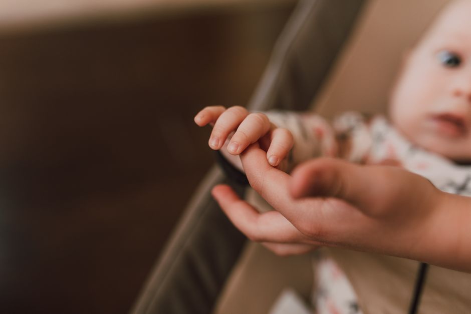 Bébé qui saisit un petit objet en pince fine