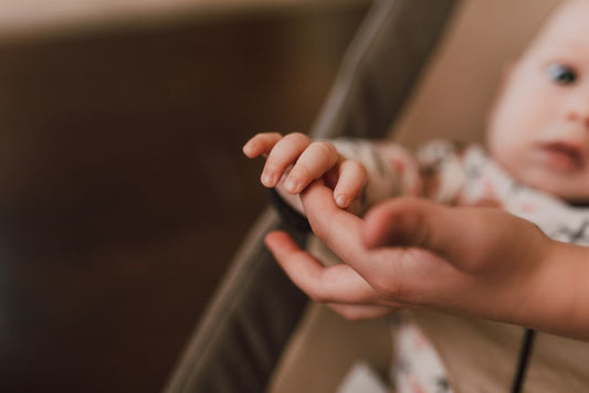 Bébé qui saisit un petit objet en pince fine