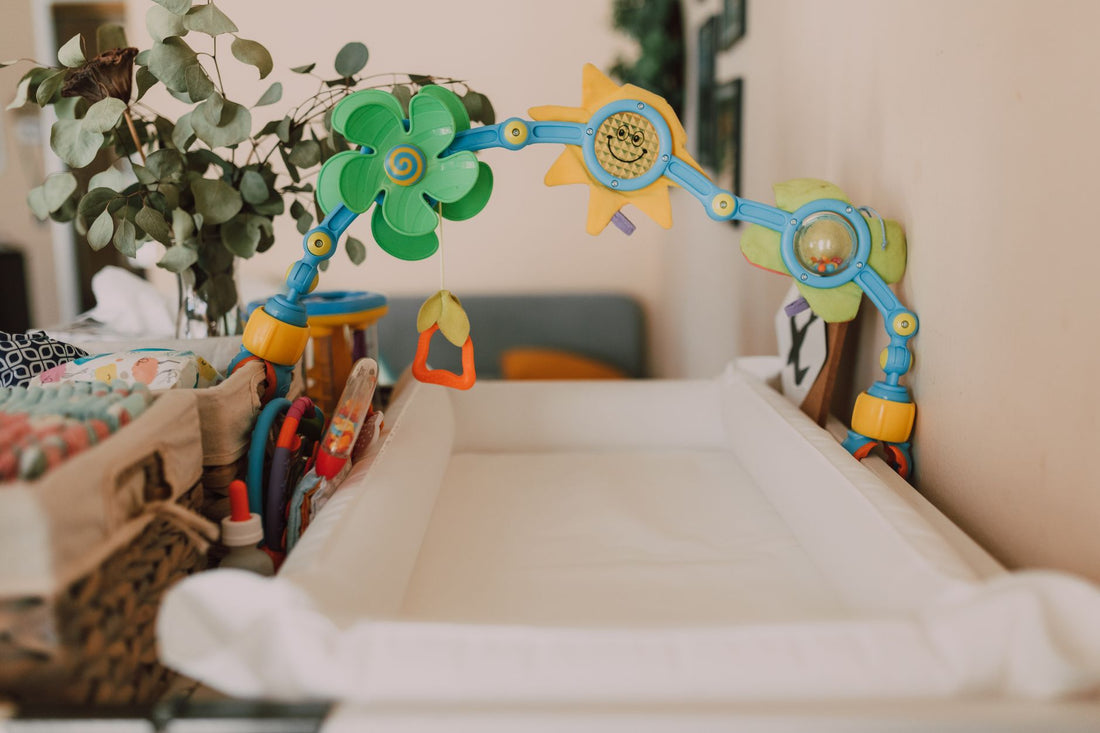 Chambre de bébé cosy avec table à langer et essentiels