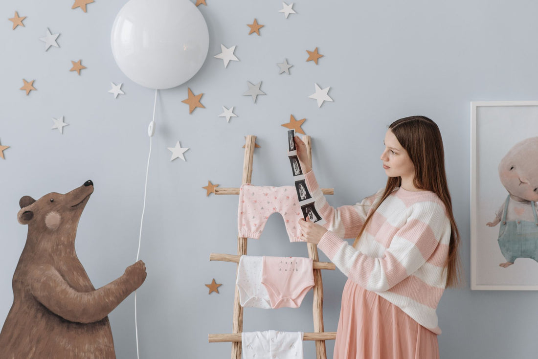 Future maman dans la chambre de bébé - préparation arrivée