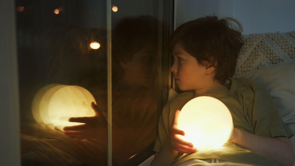 Enfant avec veilleuse