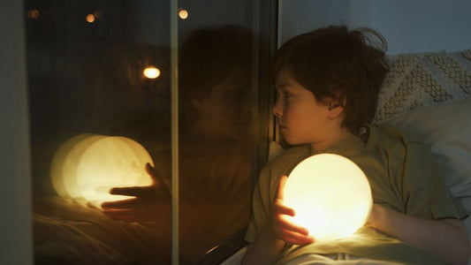 Enfant avec veilleuse