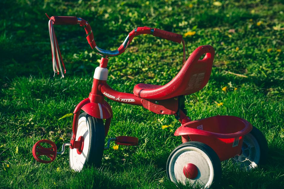 Enfant en tricycle
